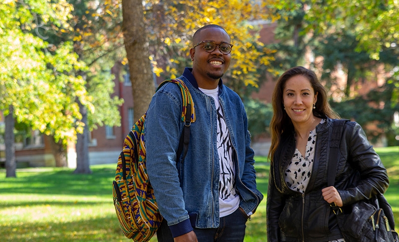 International students enjoying the beutifal fall weather.