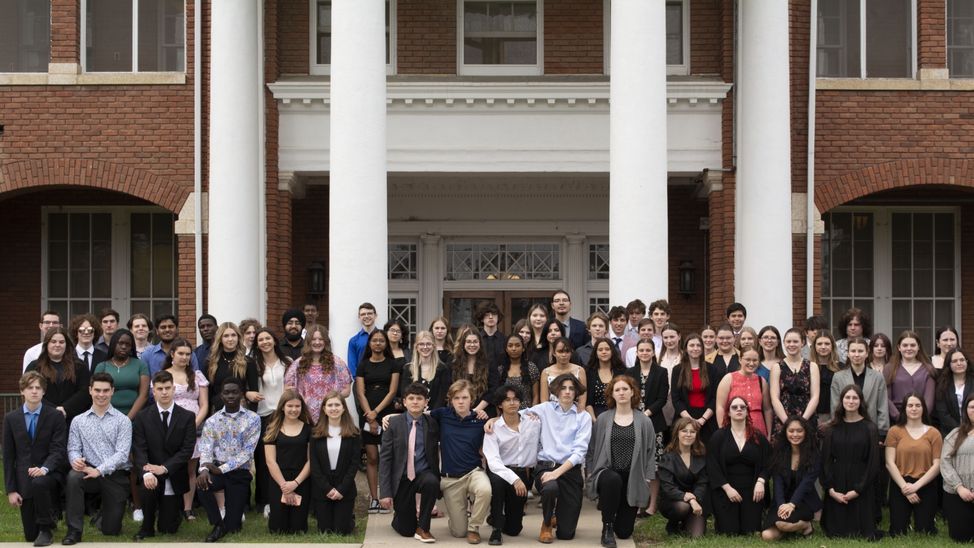 High school students compete in business case competition.